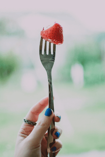 Un tenedor pinchando una fresa